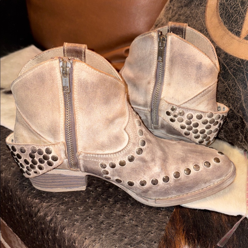 CIRCLE G WOMEN'S HARNESS & STUDS BOOTIES - ROUND TOE - Picture 4 of 14